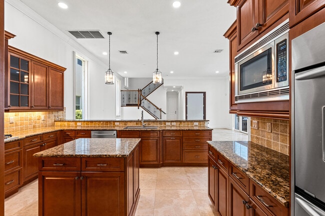 Building Photo - 17550 Circle Pond Ct