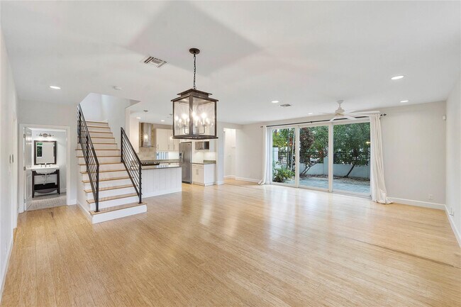 Building Photo - 825 NE 17th Way