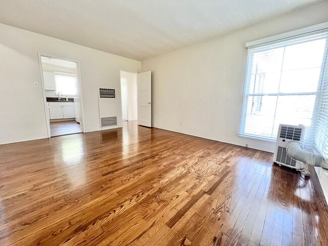 Building Photo - Charming 2-Bedroom Home with Hardwood Floors & Fireplace Near the Traffic Circle