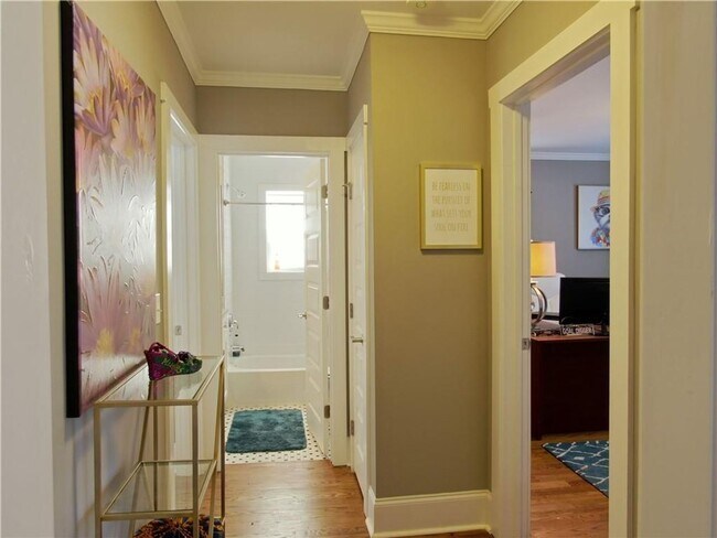 Building Photo - 3 Bedroom 2 Bath near the Beltline