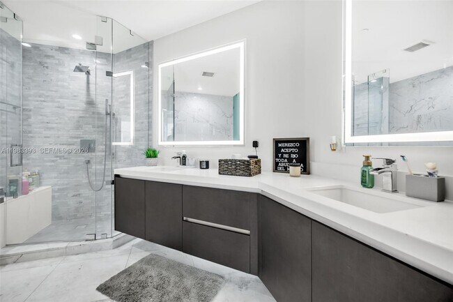 Building Photo - 851 NE 1st Ave