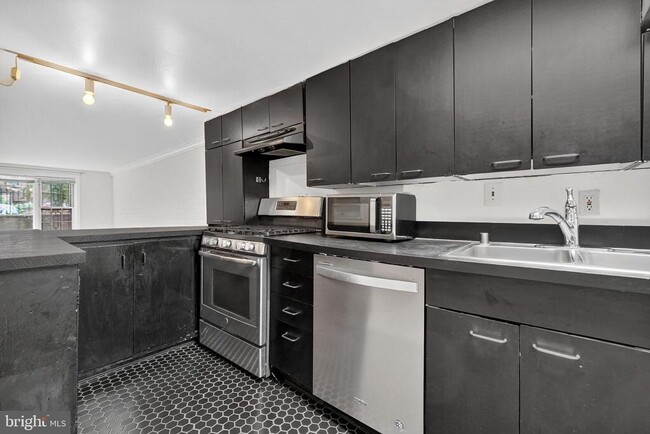 Building Photo - 1745 Lanier Pl NW