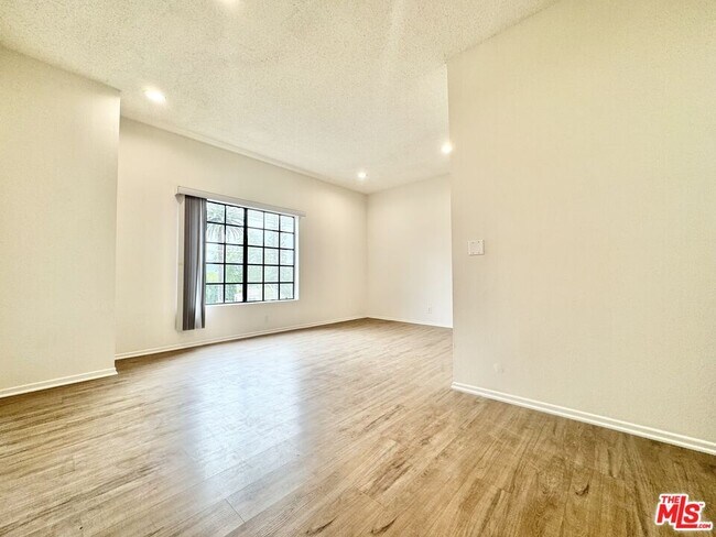 Building Photo - 12235 Magnolia Blvd