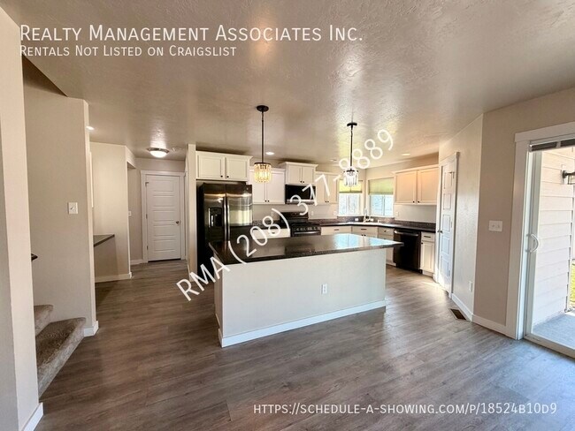 Building Photo - 6059 N Silver Spruce Ave