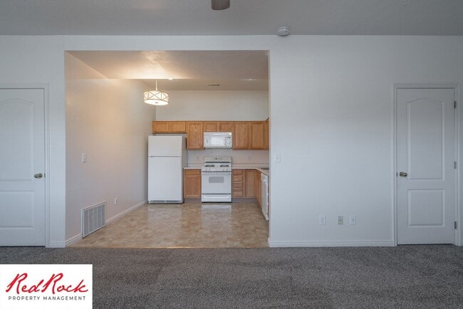 Building Photo - Enjoy Scenic Ivins Living – 3-Bed, 2-Bath ...
