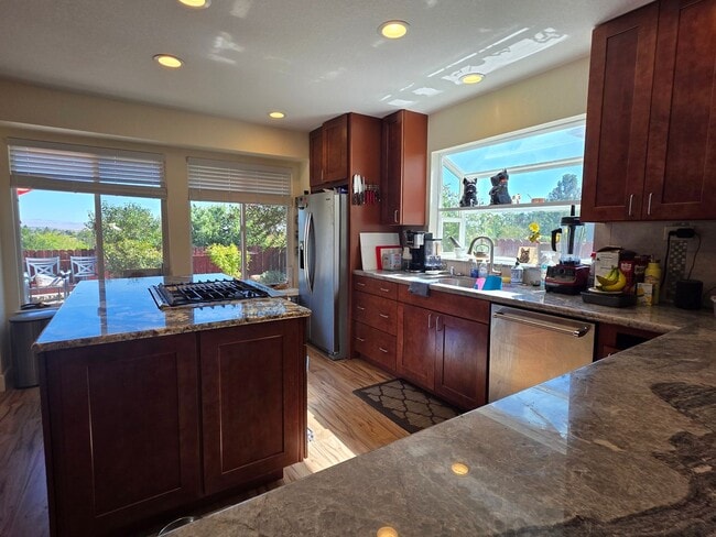 Building Photo - Northwest 4 bedroom, 2 bath with AMAZING Views