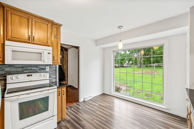 Building Photo - Beautiful Pet Friendly 3 bedroom home for ...