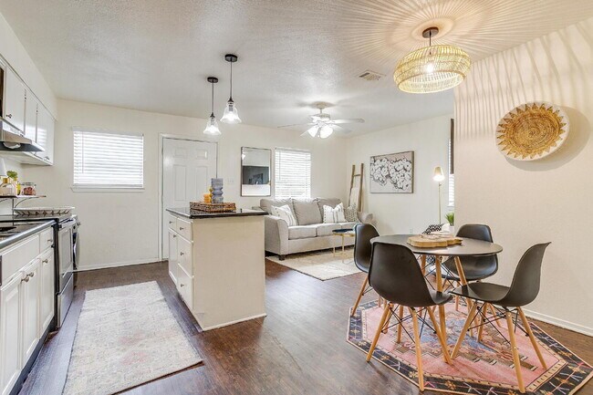 Building Photo - Charming 2-Bed Duplex in Heart of Fort Worth!