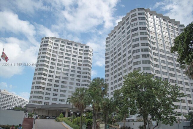 Building Photo - 801 Brickell Bay Dr
