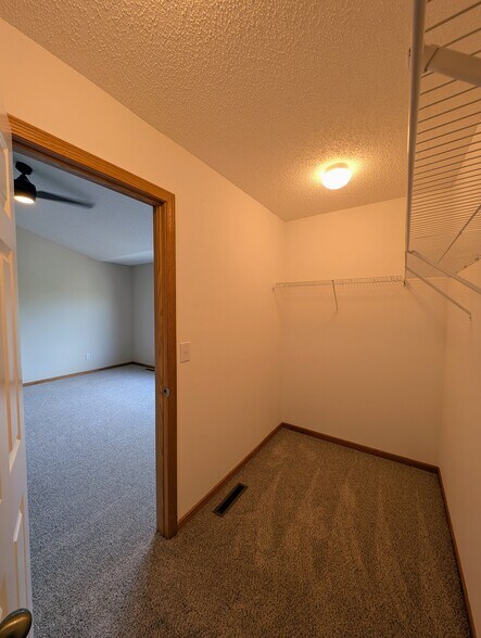 Building Photo - 594 Sutherland Dr