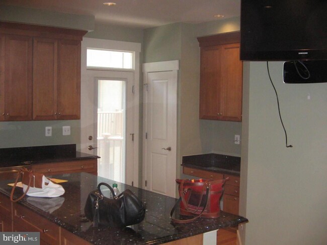 Building Photo - 2731 Linden Ln