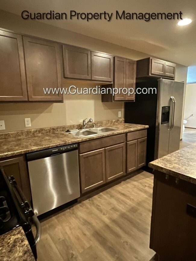 Building Photo - Lakeville, Middle Unit Town Home, 2.5 Bath...
