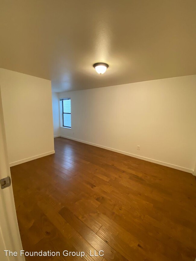 Building Photo - 9400 Roosevelt Way NE