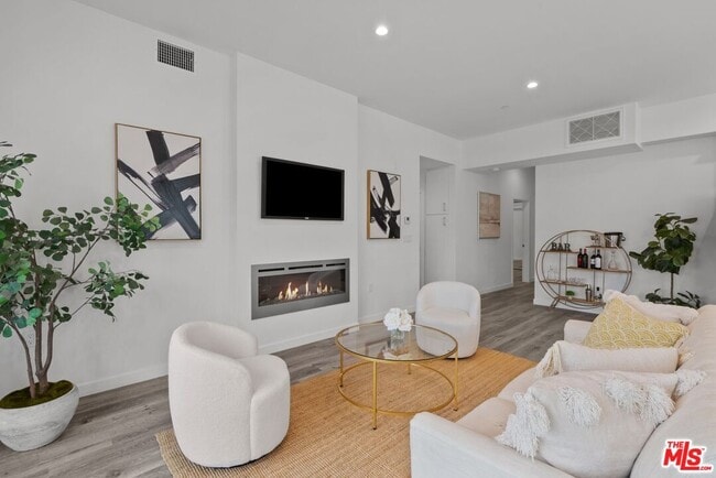 Building Photo - 5114 Cahuenga Blvd