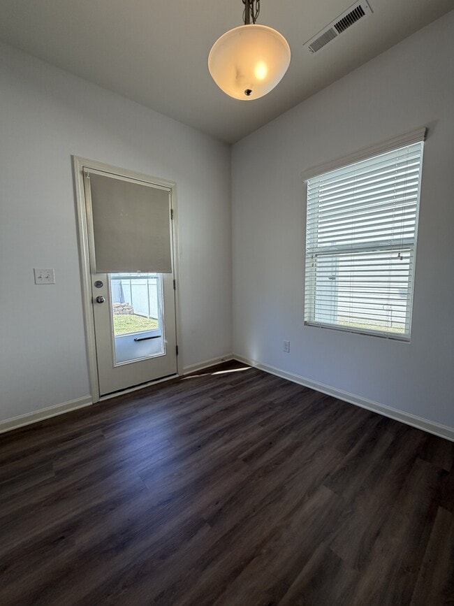 Building Photo - 3549 Saddlebrook Dr