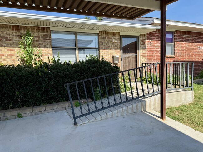 Building Photo - 2208 Shenandoah Dr