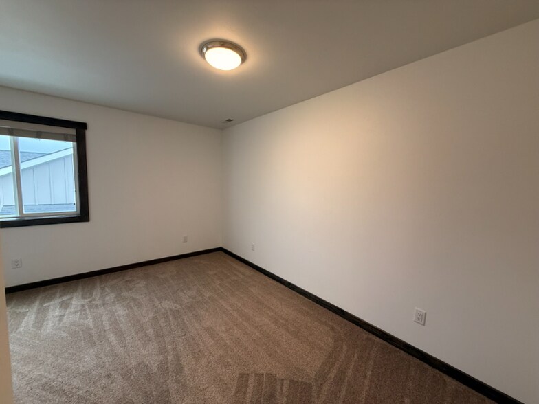 Building Photo - 240 Triple Creek Dr