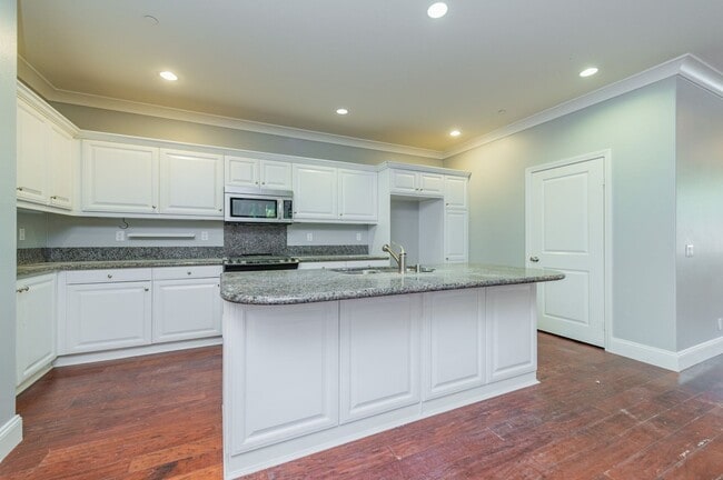 Building Photo - 3BD/2.5BA/2Garage Two Story upgraded End Unit Condo Woodbury Irvine $4800