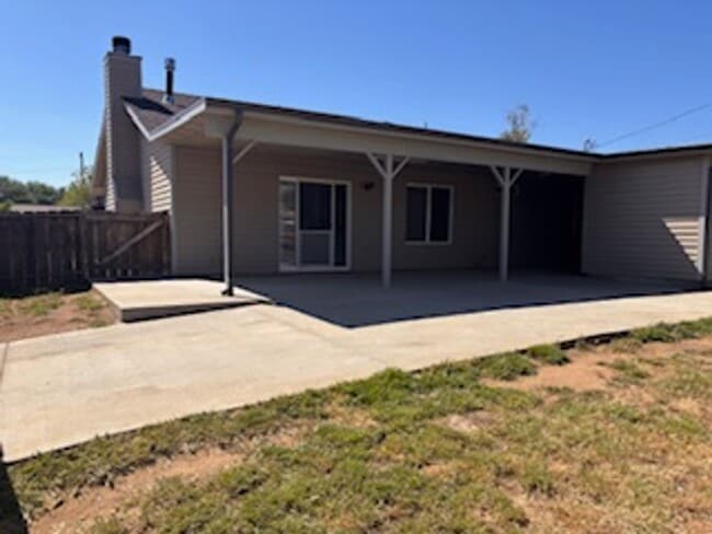 Building Photo - Corner lot in Golden Hills 3bdrm, 2 bath