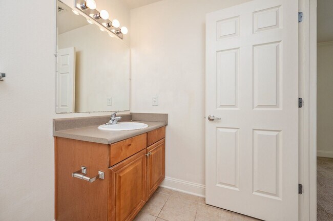 Building Photo - 2 Bedroom Townhouse in Crestview!