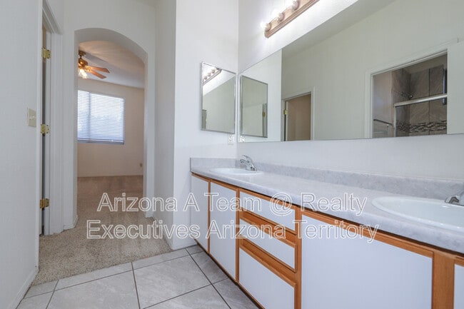 Building Photo - 2927 N Cardell Cir