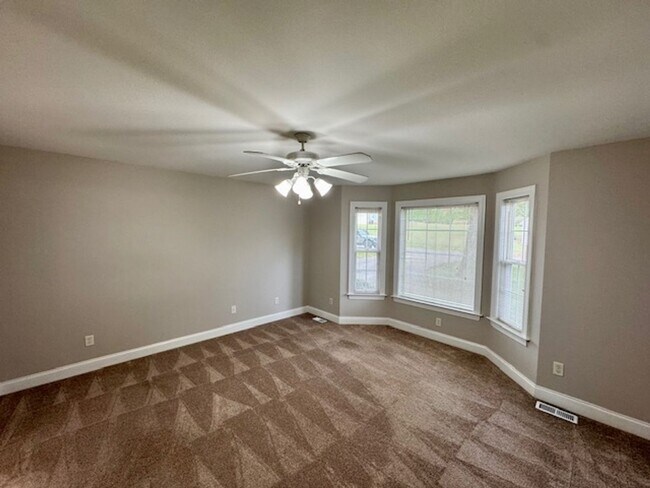 Building Photo - 5 minutes to White Oak!