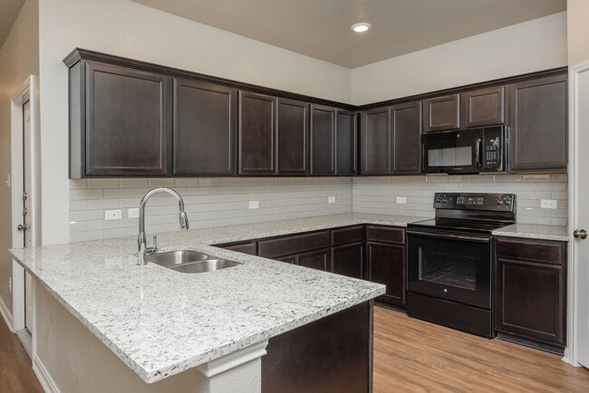 Building Photo - Bright & Cozy Duplex