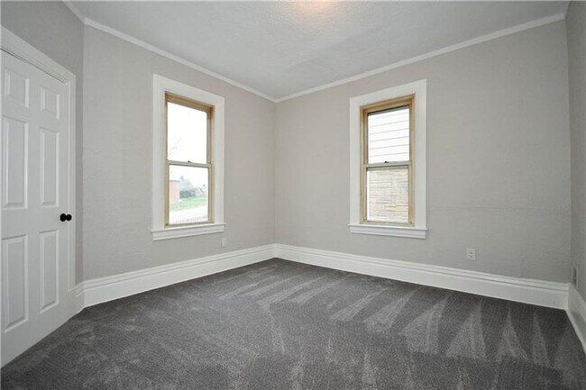 Building Photo - Beautifully Remodeled 3 Bedroom House in C...