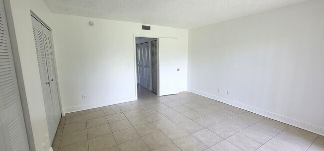 Building Photo - 1604 Meadows Cir W