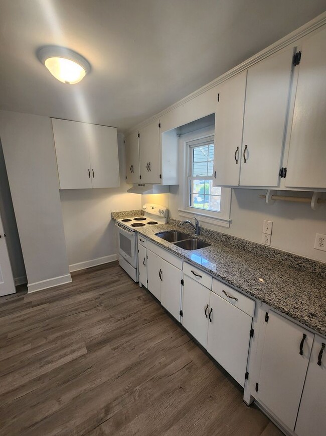 Building Photo - Chapel Hill / 3br House on N. Graham St AVAILABLE NOW