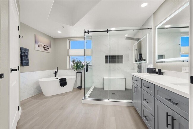 Building Photo - High Rise Condo in One Las Vegas- 4 bedrooms, 3.5 Baths- 2872 Sq. Feet