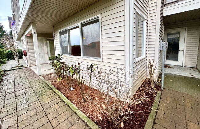 Building Photo - In town Kingston, walking distance to the Seattle and Edmonds ferry, main floor condo