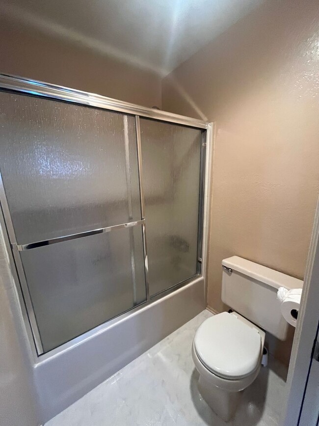 Building Photo - 2 Bedroom, 2.5 Bathroom Condo for Rent in ...