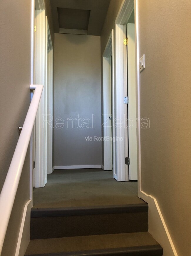 Building Photo - 5 SW Roosevelt Ave