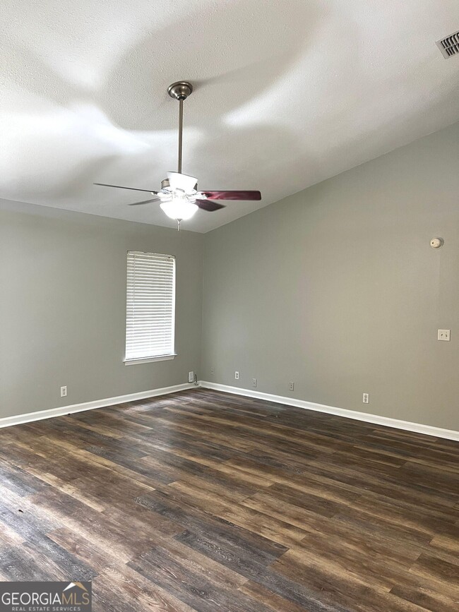 Building Photo - 141 Lakeside Dr