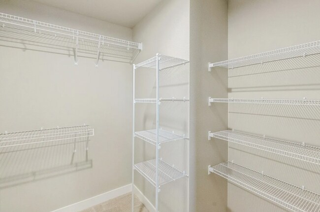 Building Photo - Beautiful near-new townhouse in Urbandale, available mid-August