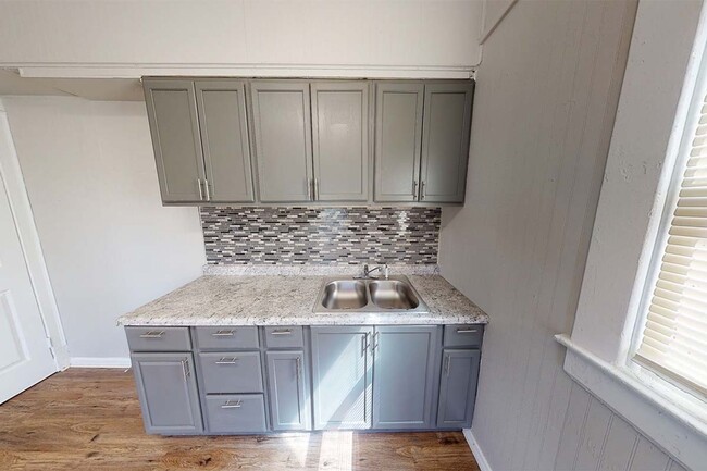 Building Photo - Newly Updated Duplex in Middletown!