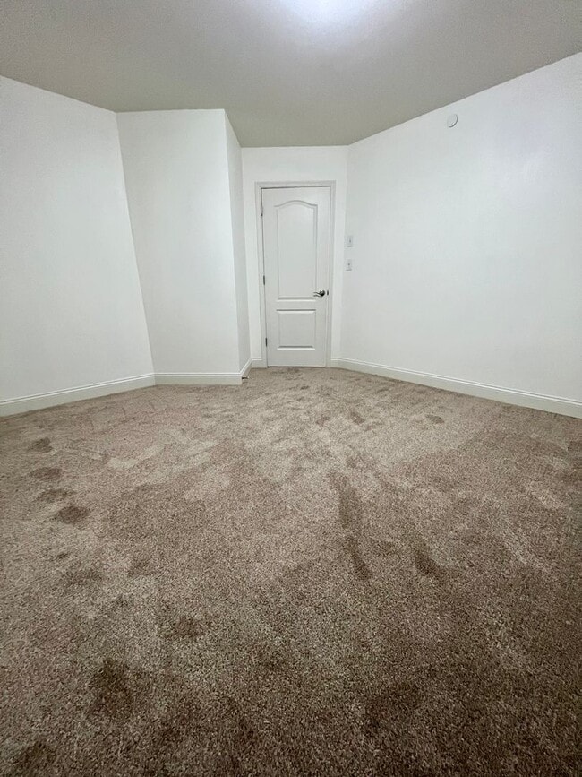 Building Photo - Luxurious 4-Bedroom Corner Townhome in Newtown Square! Available mid-April!