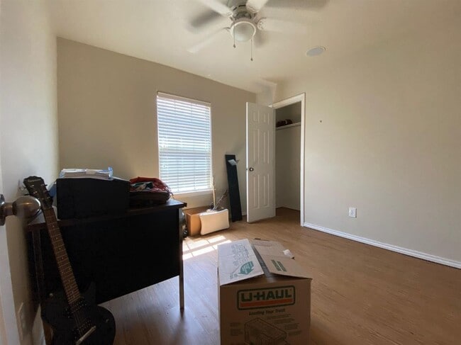 Building Photo - Beautiful 3/2/2 Home Available July!!