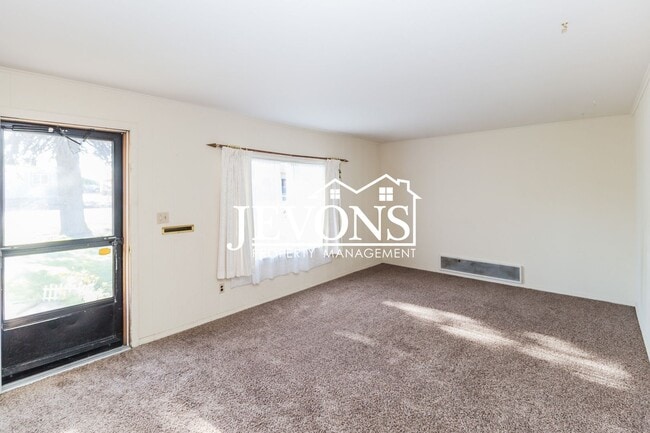 Building Photo - Jevons Property Management Presents this 2 bedroom and 1 bathroom property in the heart of Yakima