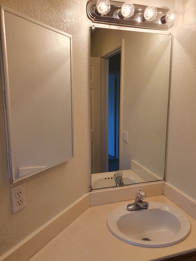 Building Photo - 1505 Hermocilla Way