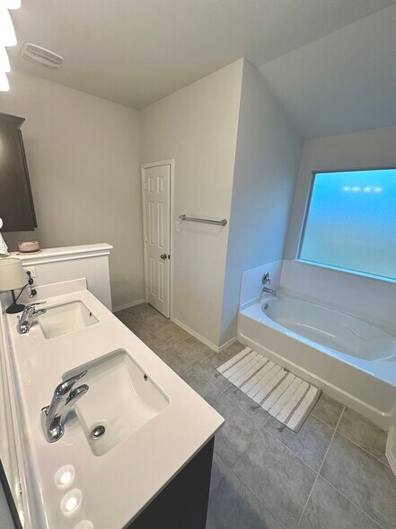 En-suite bath - 2609 Creekside Hills Blvd