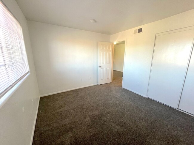 Building Photo - SPACIOUS 2BED/2BATH CONDO * SECOND FLOOR FLOOR UNIT*