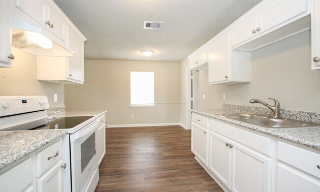 Building Photo - 6110 Glen Lee Dr