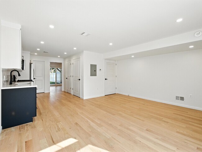Building Photo - 390 Webster Ave