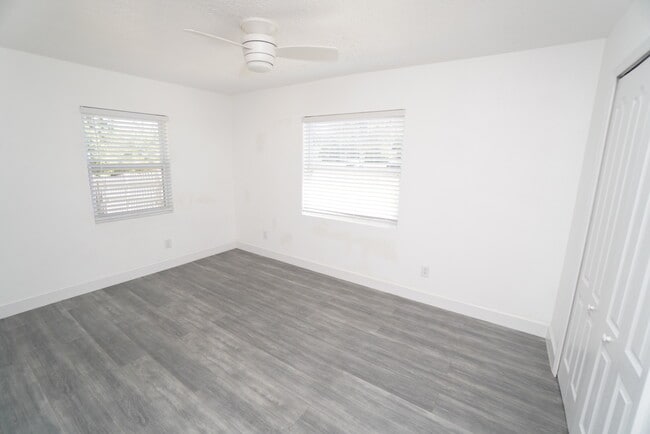 Building Photo - 546 NE 43rd Ct