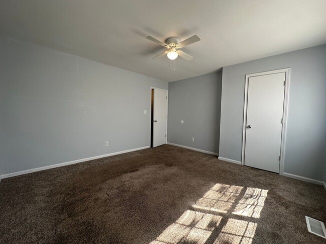 Building Photo - Available Now! Townhouse in Jacksonville