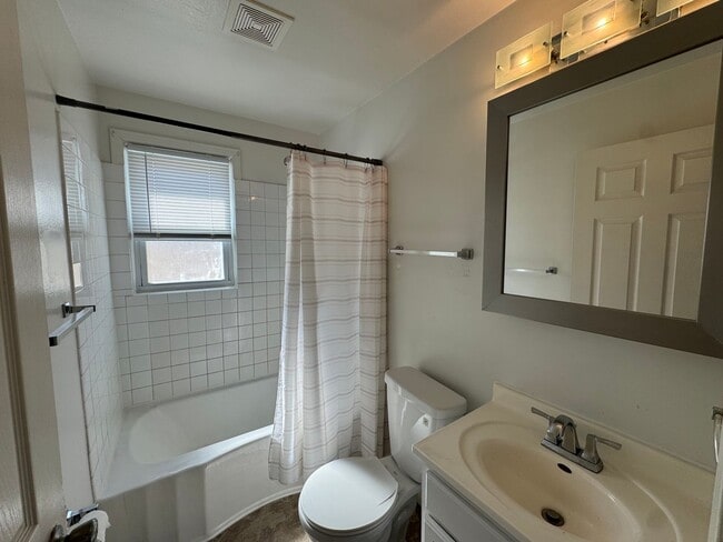 Building Photo - Updated 2 Bedroom Home with Central Air, H...