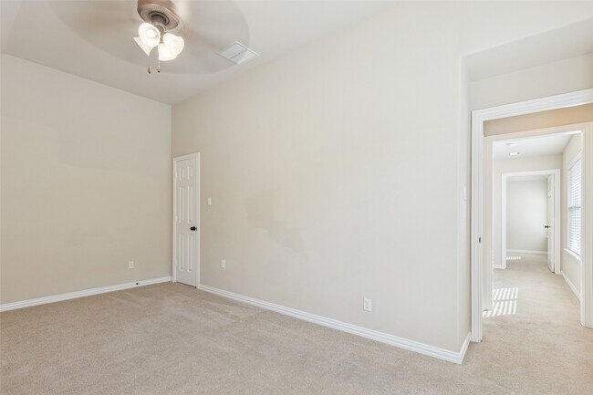 Building Photo - 11 Vershire Cir