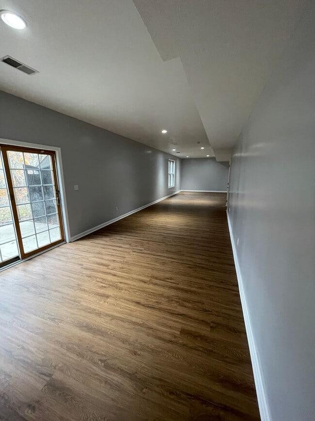 Building Photo - Beautiful custom built 5 bed 4 bath home with finished basement ready for you to move-in!